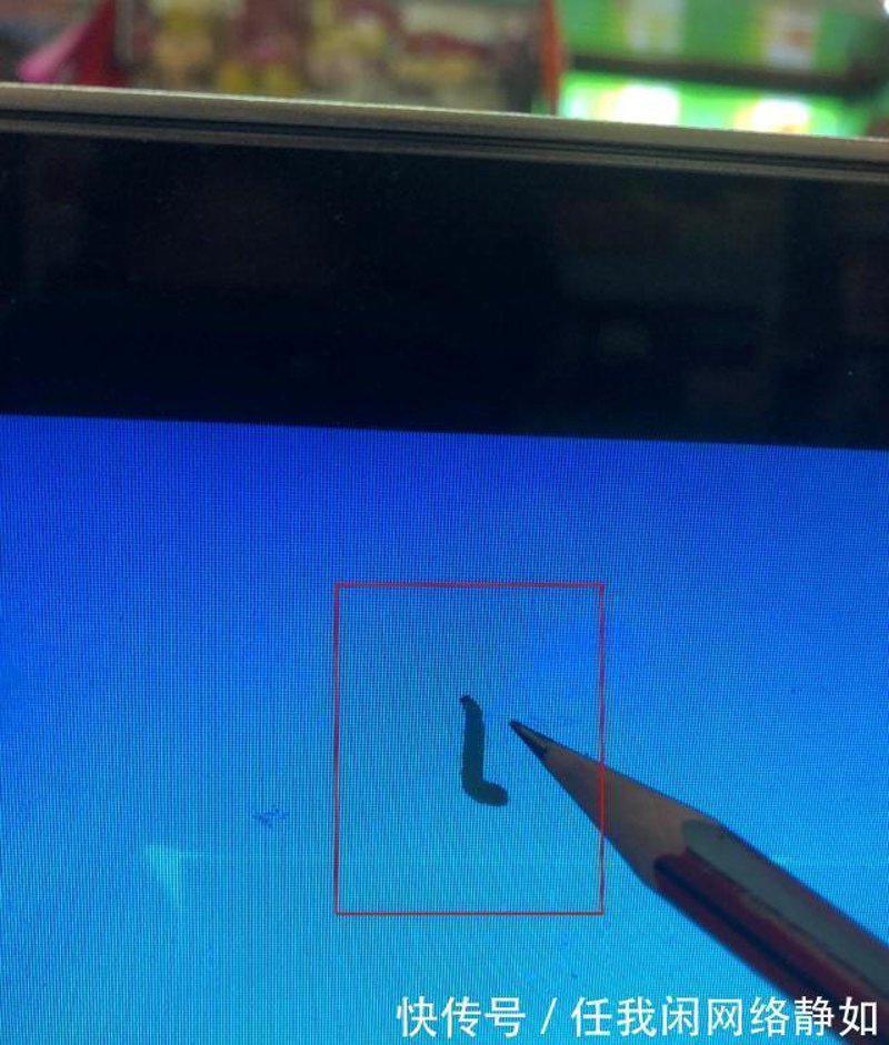 故事的开始，小李在一天下午接到了一个紧急电话，他的同事小王正坐在办公桌前处理重要文件时突然发现电脑死机了。这台电脑可是他用了好几年的老伙计了，里面存储着大量的工作资料。